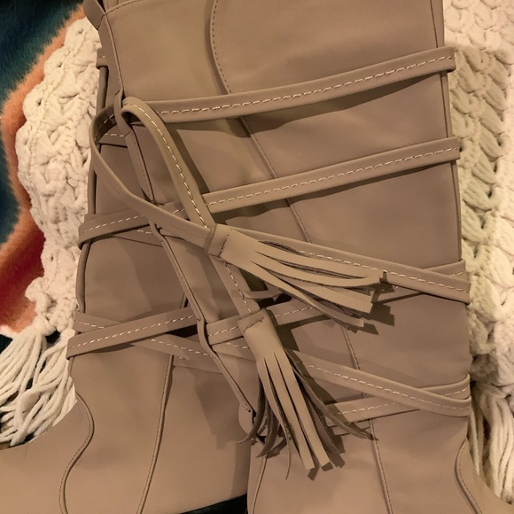 Detailed Rocking Boots - Picture 6 of 8